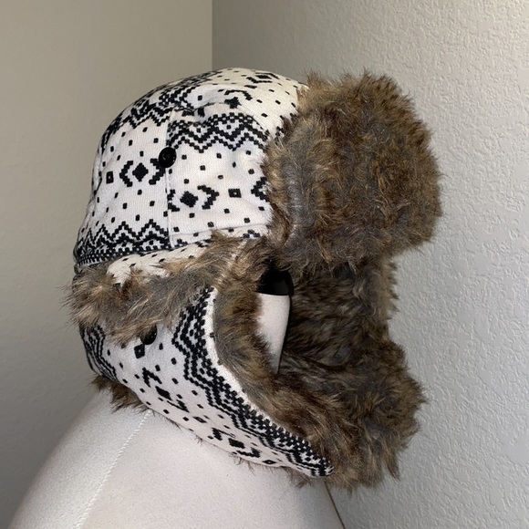 SA Nordic trapper fur lined earflap hat w chin buckle. One size fits most. - Picture 9 of 12